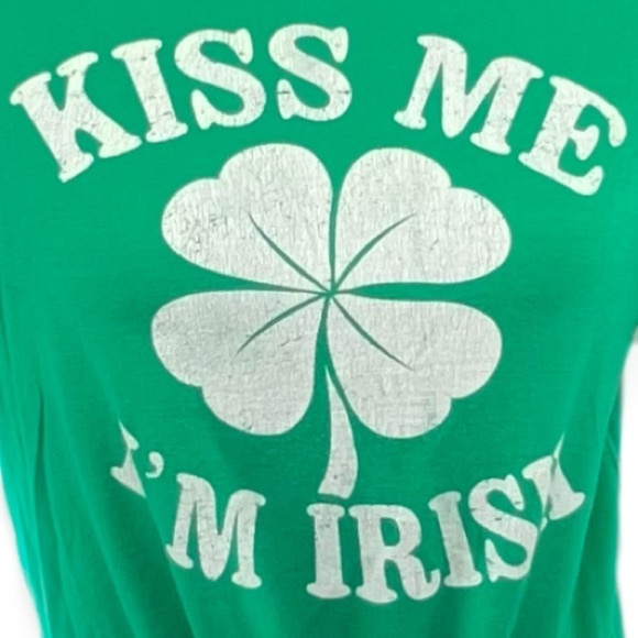 Atticute Green St. Patrick's Day Kiss Me I'm Irish Shamrock Cropped T-Shirt S - Picture 2 of 3